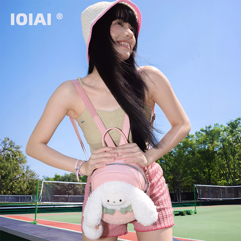 IOIAI高颜值双肩包女可爱时尚兔子书包夏季新款轻便背包通勤包包