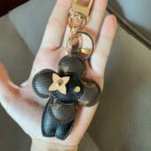 LV&GEDETE 汽车钥匙扣挂件太阳花公仔包包挂饰薇薇安老花背包配饰