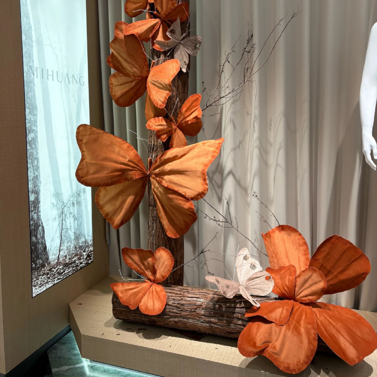 仿真大型蝴蝶秋季氛围感布置店铺