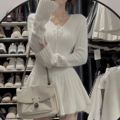 法式V领白色针织毛衣连衣裙女秋冬气质内搭打底裙收腰修身短裙子