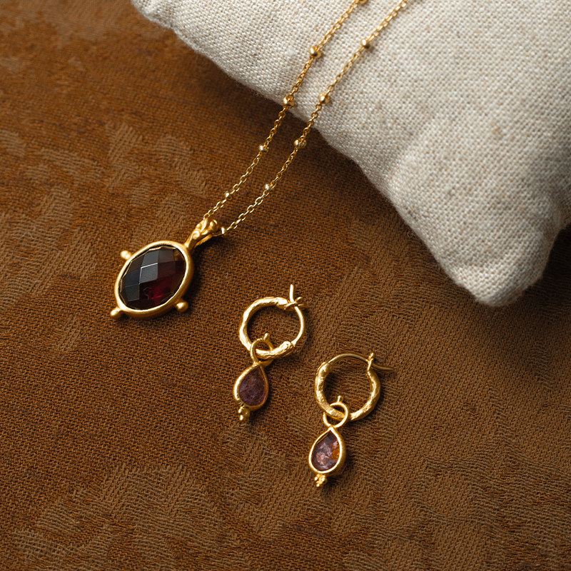 AnandaSoul石榴石耳环重工金色