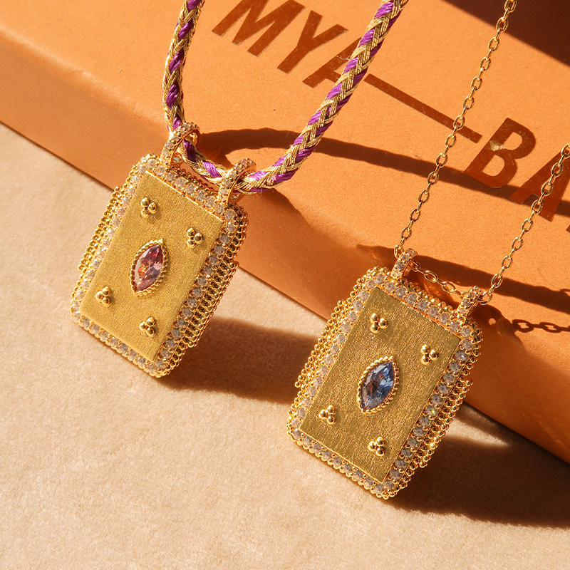 比利时MYA BAY金色双面盾牌镶嵌半宝石吊坠项链手工拉丝镀24k金