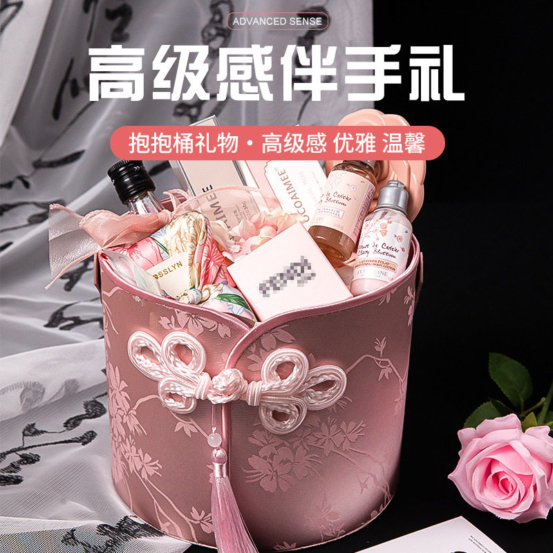 新中式高级感抱抱桶伴手礼粉色结婚伴娘回礼礼盒毛巾小套装