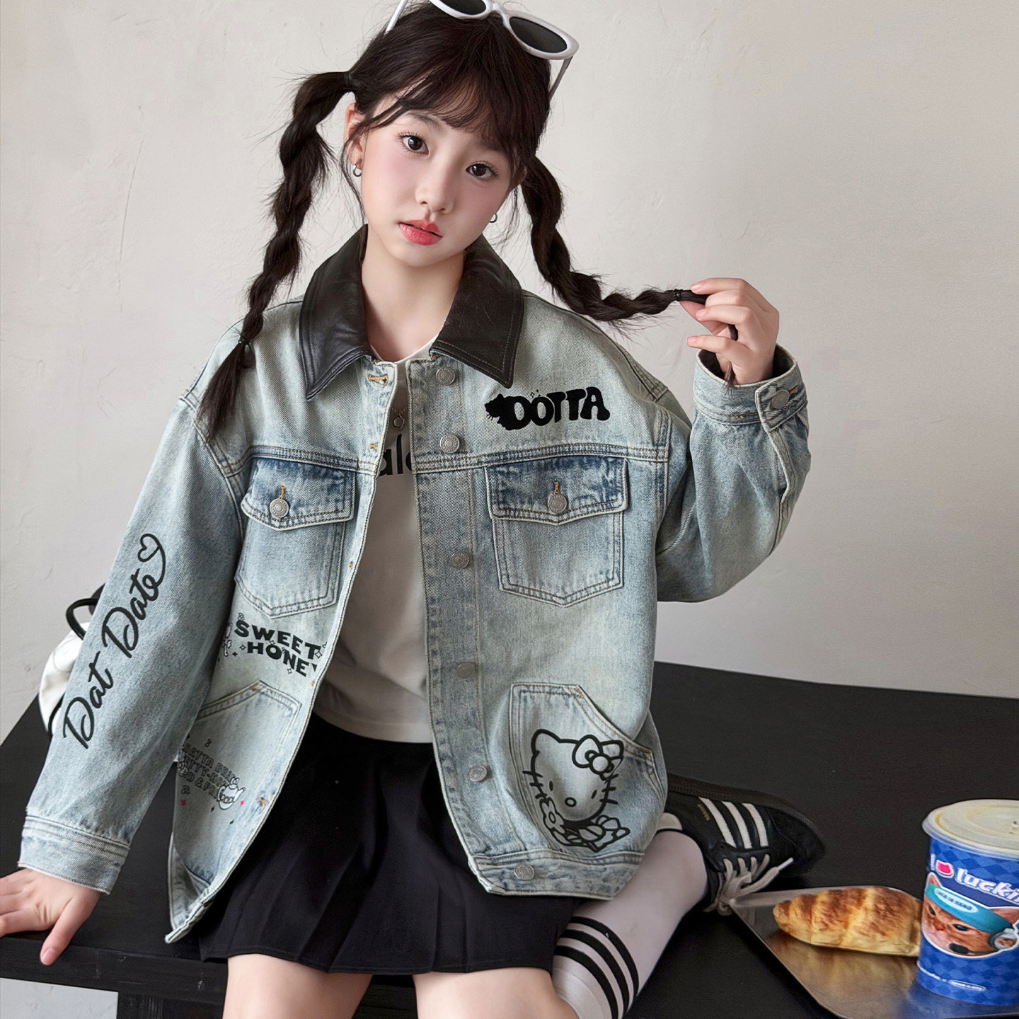 女童秋季牛仔外套2026新款春秋中大童卡通印花百搭时尚洋气夹克潮