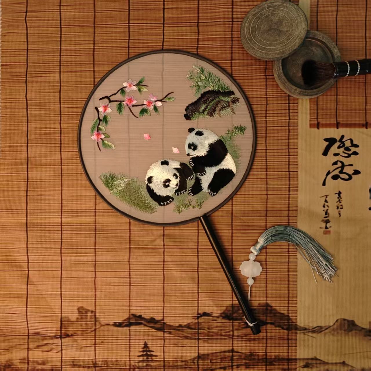 蜀锦扇子熊猫圆形团扇蜀绣成品扇子蜀绣蜀锦四川双面刺绣舞蹈儿童