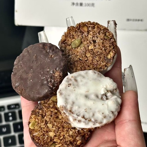 坚果燕麦脆黑巧克力健康烘焙酥脆办公室下午茶解馋饱腹休闲零食