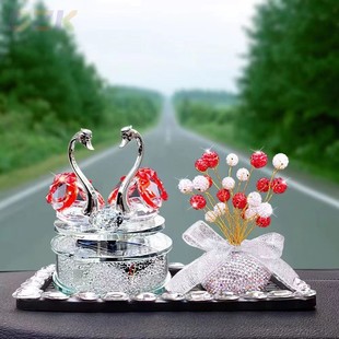 飾品禮品.3 創意車載擺件太陽能旋轉水晶情侶天鵝汽車香水座香薰裝