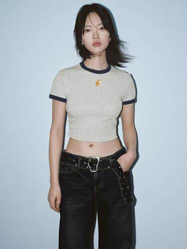 SH&UR2026春季新款女装休闲撞色拼接刺绣超短圆领T恤UYY460129