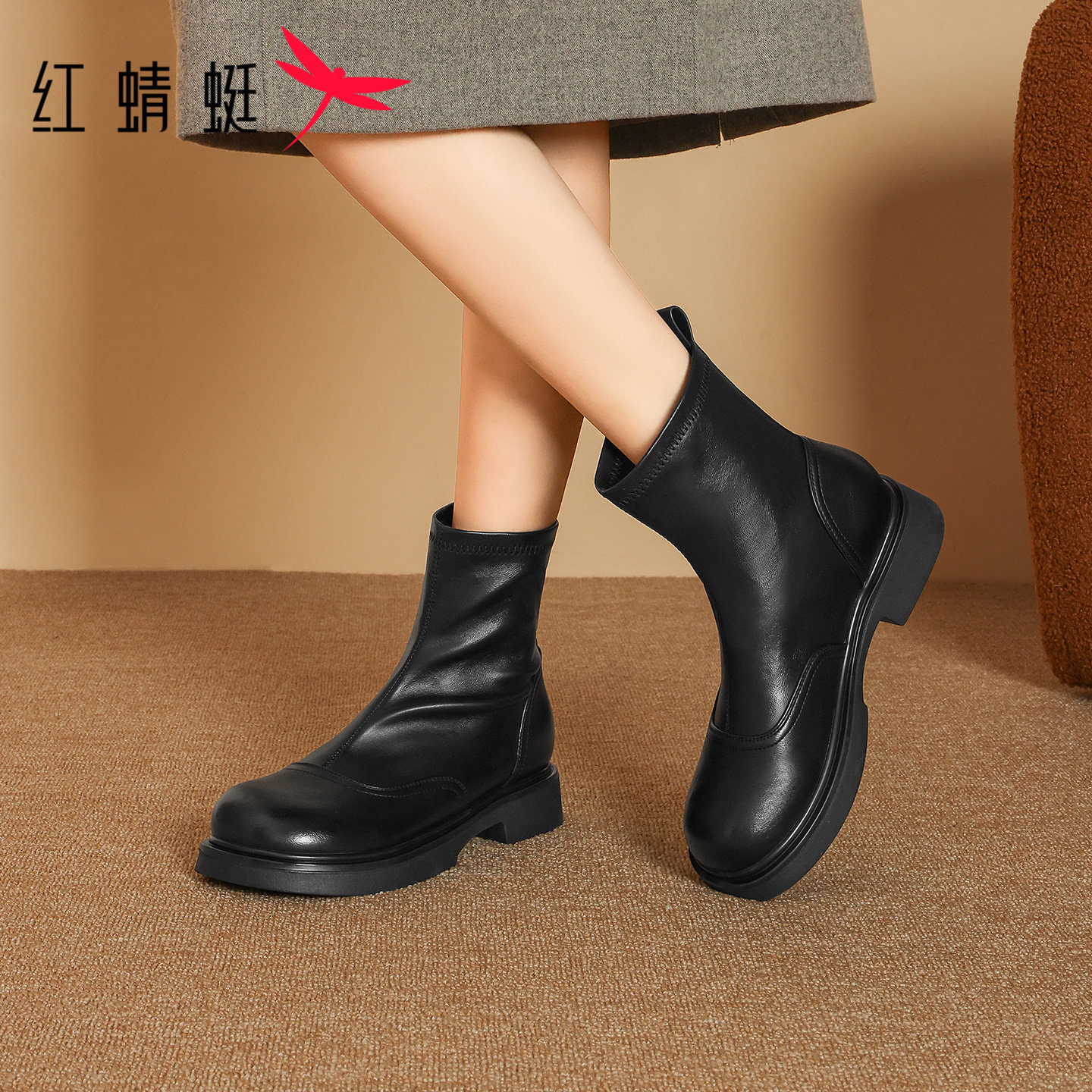 红蜻蜓圆头黑色短靴女款2026新款冬季弹力靴软底套筒马丁瘦瘦女靴