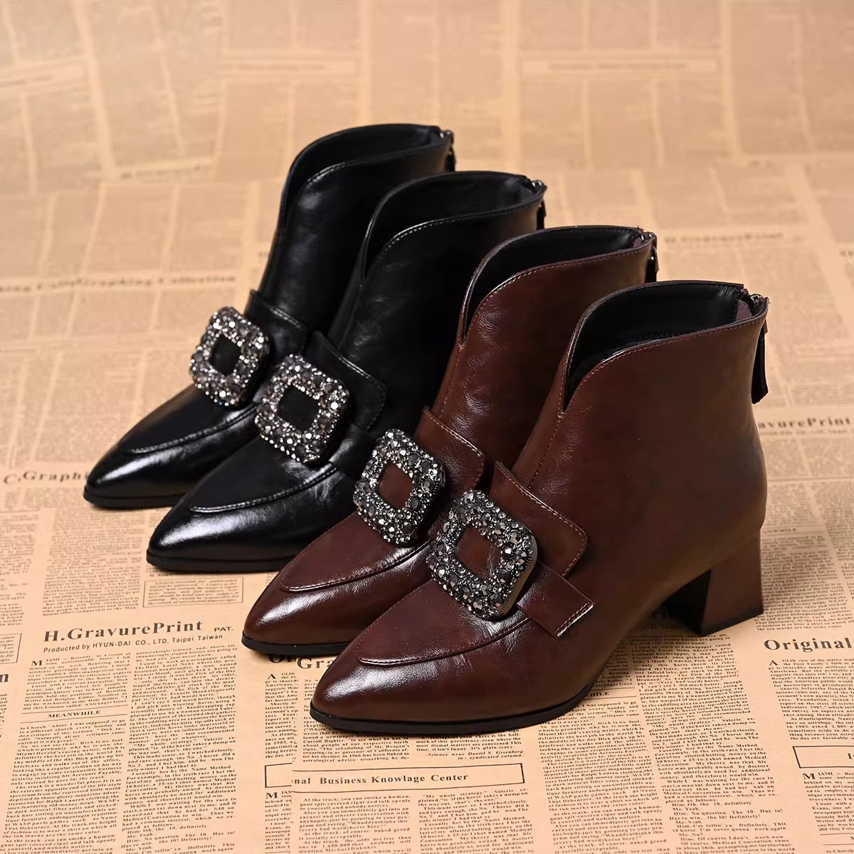 品牌撤柜真皮短靴女2025新款气质尖头粗跟马丁靴冬季加绒保暖棉靴