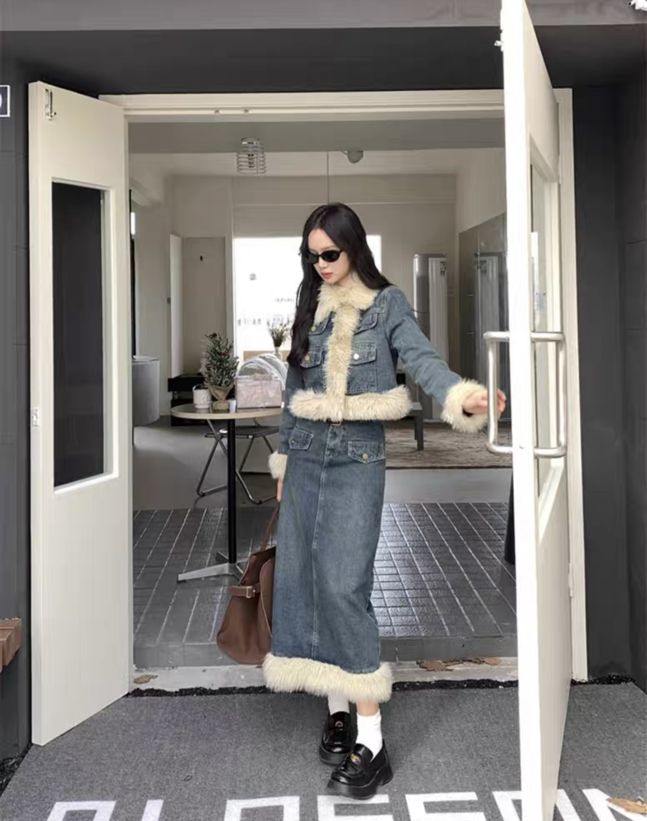时尚牛仔女秋冬季新款加厚加棉毛毛拼接短外套半身裙两件套装搭配