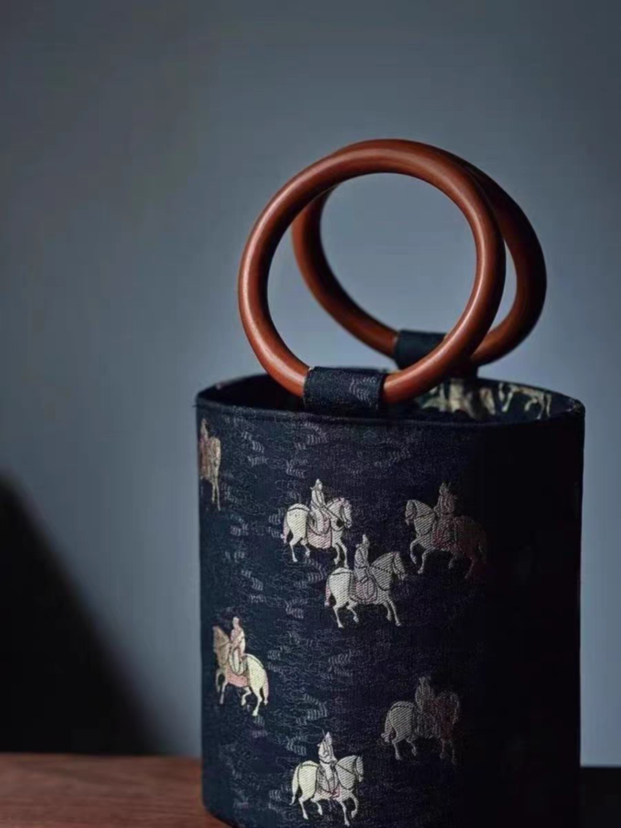 2024新款圆环木柄宋锦唐马图复古发财水桶包圆筒包秋冬中式国风,箱包皮具/热销女包/男包,水桶包,淘宝优惠券,粉丝福利购,淘宝优惠卷
