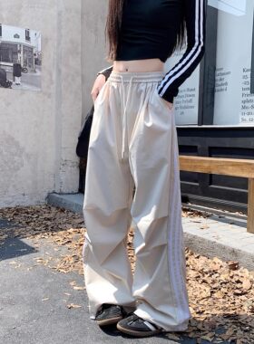 杏色工装裤伞兵休闲裤女2026夏季新款运动三条杠束脚拖地长裤子