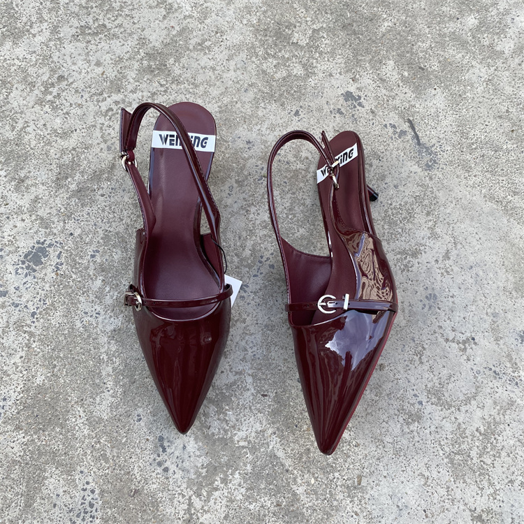 漆皮细跟中跟后绊带凉鞋