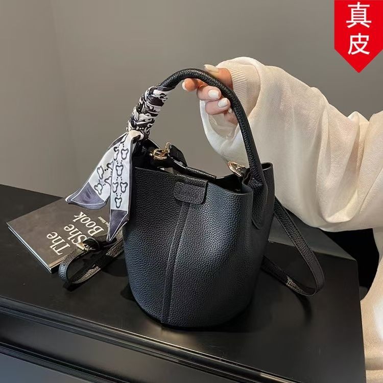 女士新款手提包女单ins斜挎包2026圆筒真皮包肩水桶子母包包精致