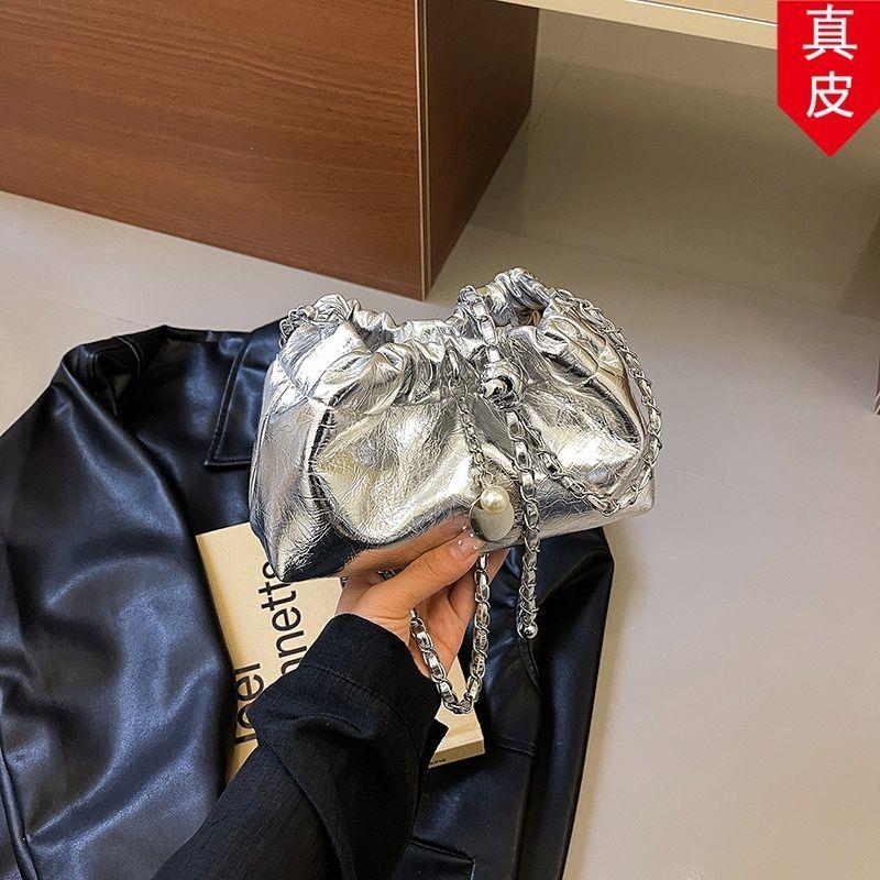 褶皱包小高配2026版众通勤外出云朵包复古新款银色真皮高级云朵