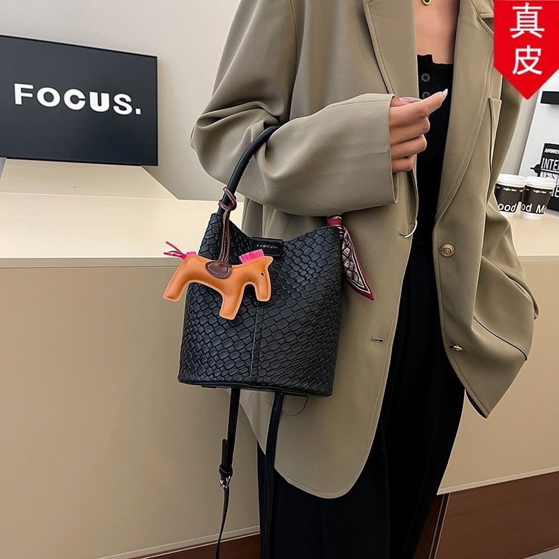新款编织小红水桶单肩真皮包网2026手提百搭包众包女包小包斜挎包
