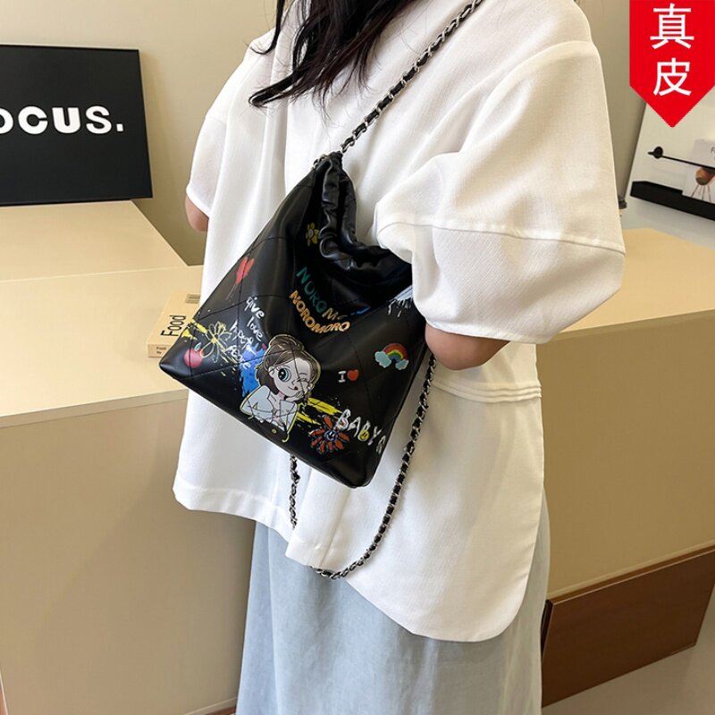轻便高级肩女单手绘斜挎包新款潮2026真皮洋气时尚涂鸦包包女链条