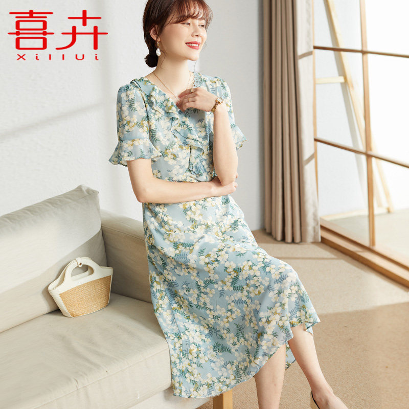 喜卉妈妈洋派花色洋装中