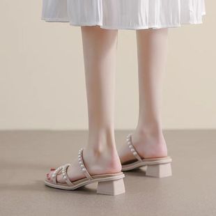 2025凉鞋 女中跟夏天海边铆钉一字拖外穿时尚 粗高跟小码 女鞋
