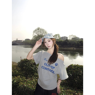 日本offcat 短袖t恤女夏新款灰色显瘦美式宽松设计感露肩斜肩上衣