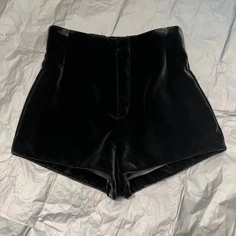 李亚男 百搭神短裤～腿精 腿长2米 复古时髦真丝绒高腰短裤  女