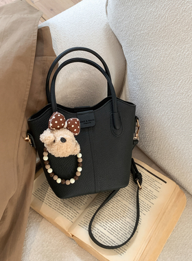 2026新款洋气小众百搭手提水桶包女爆款高颜值轻便通勤单肩斜挎包