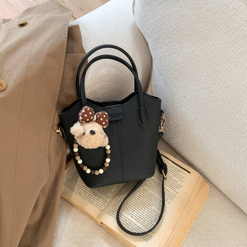 2026新款轻便通勤水桶包女