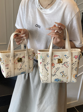 涂鸦印花手提包女2025新款夏季超火可爱少女斜挎包小众洋气斜挎包