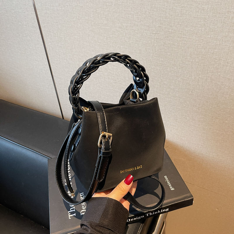 2025新款高颜值轻奢复古水桶包