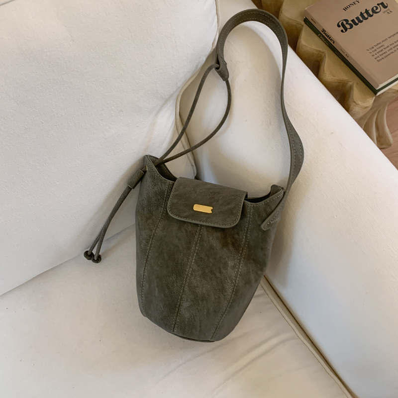 2025新款复古小众百搭水桶包女