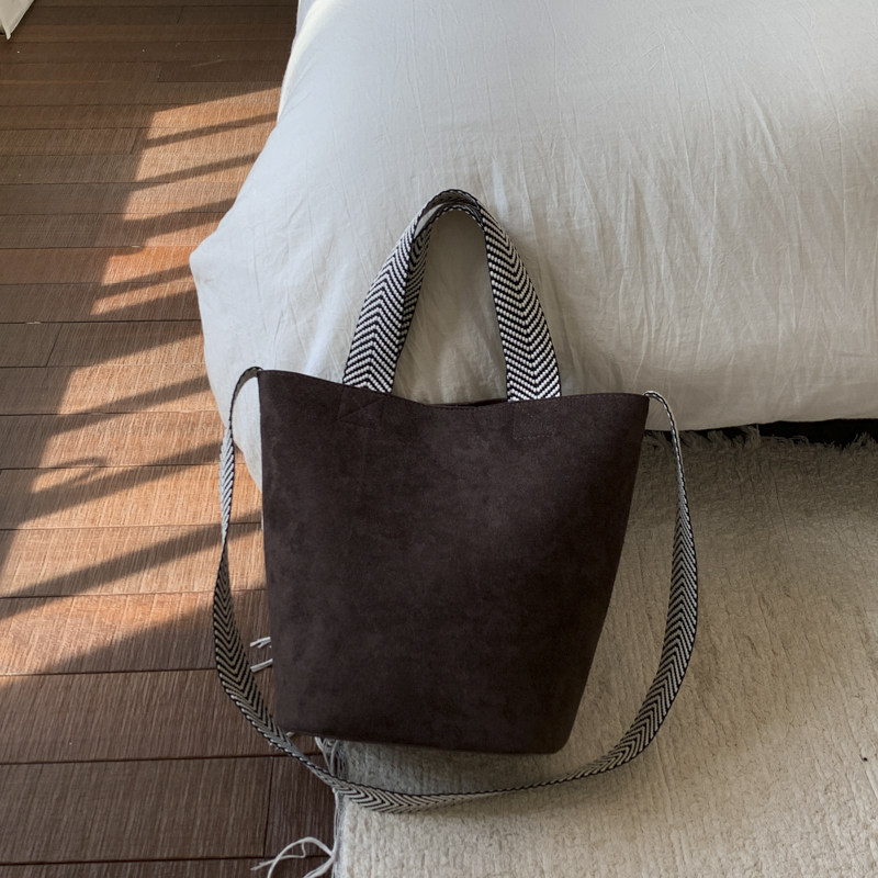 2025新款高级感休闲百搭洋气手提水桶包女爆款小众轻奢单肩斜挎包,箱包皮具/热销女包/男包,水桶包,淘宝优惠券,粉丝福利购,淘宝优惠卷