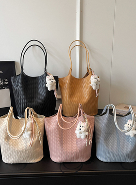 休闲百搭托特水桶包包女2026新款春夏大容量通勤单肩包学生上课包