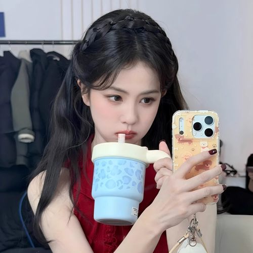 IMD白鹿同款卡通可爱杏黄色满屏狗狗骨头脚印手机壳适用iPhone17promax大孔防摔ins苹果16磨砂15玩偶14挂绳13