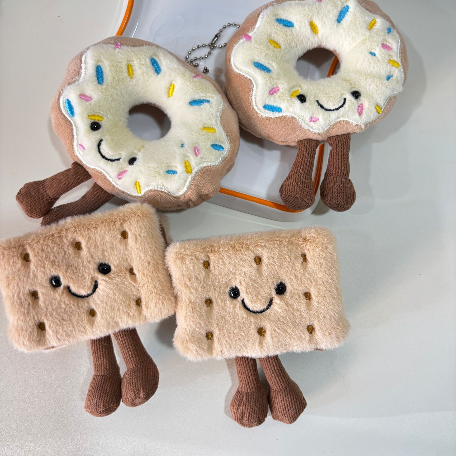 可爱趣味饼干瑞士卷华夫饼甜甜圈夹心饼干毛绒公仔包挂件抓娃娃机