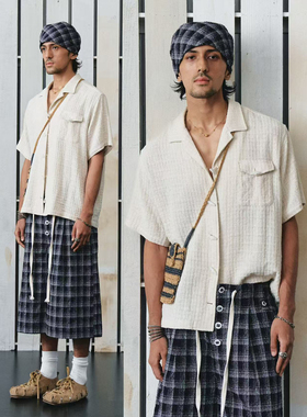 不路牌 玉扣细纹肌理面料短袖衬衫