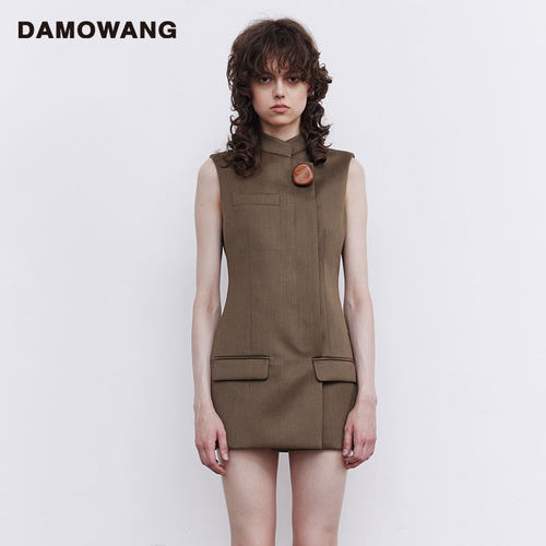 damo wang2024秋冬新款立领方襟木扣连衣裙