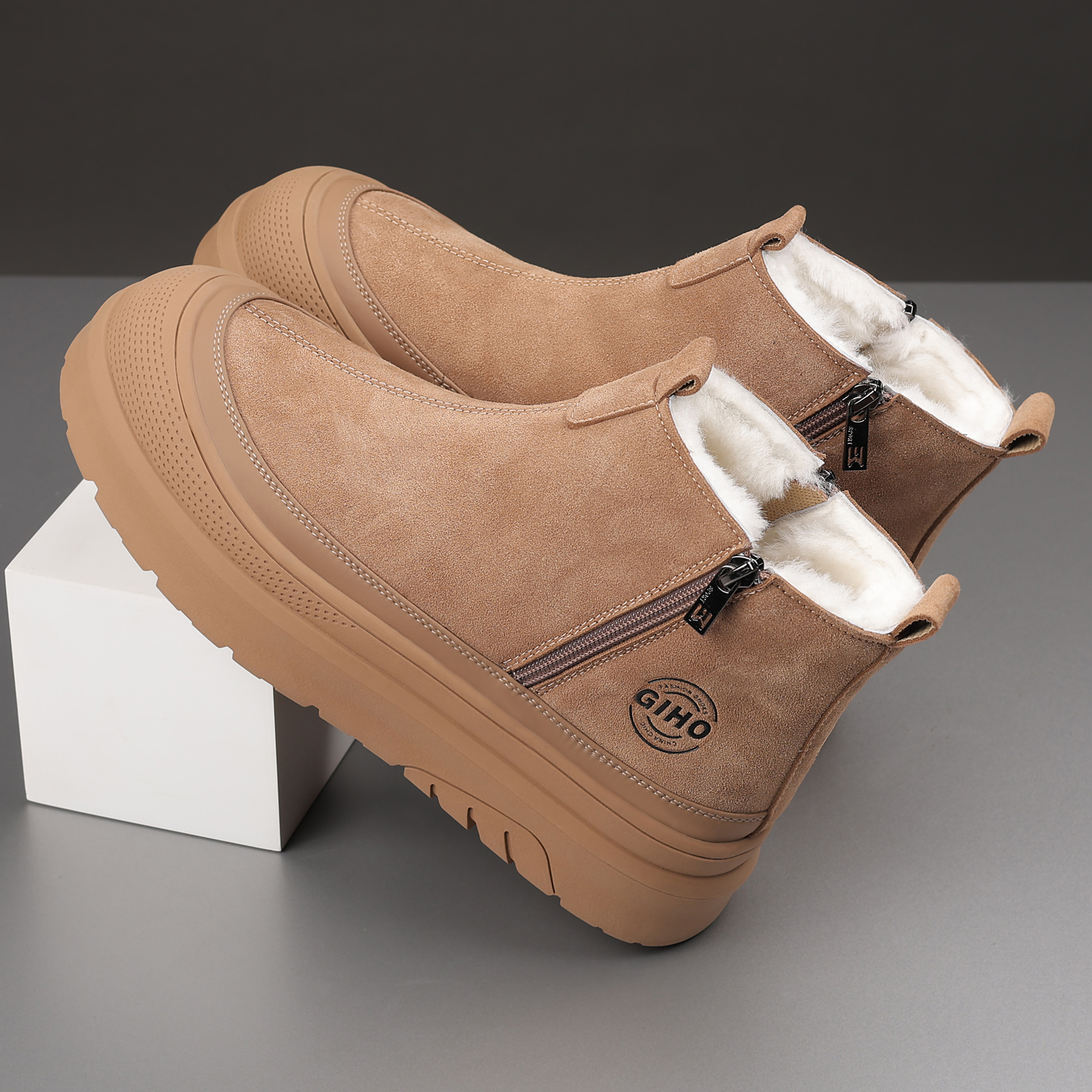 牛皮鞋面、羊毛内里、橡胶大底