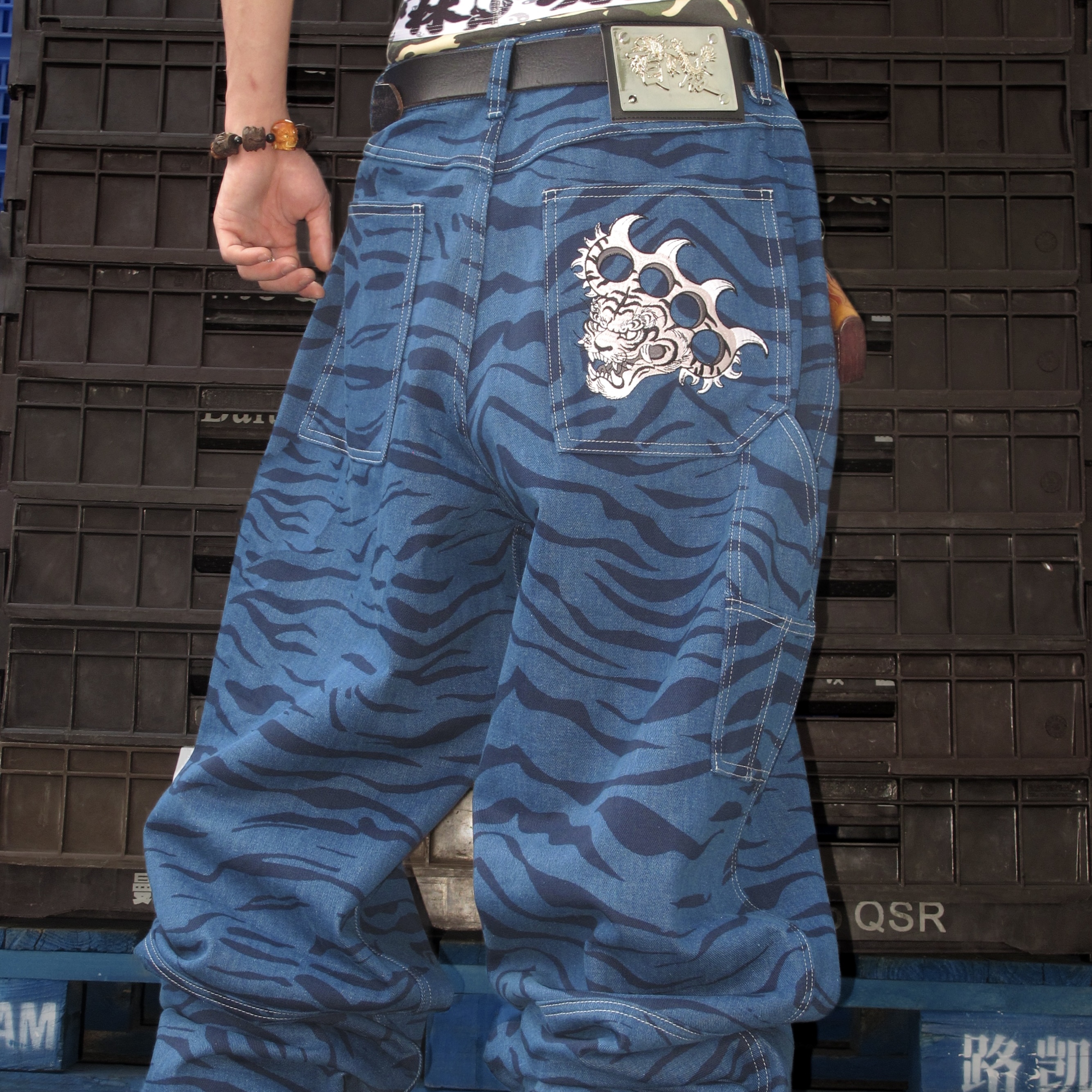 “虎刃”宽松直筒牛仔裤