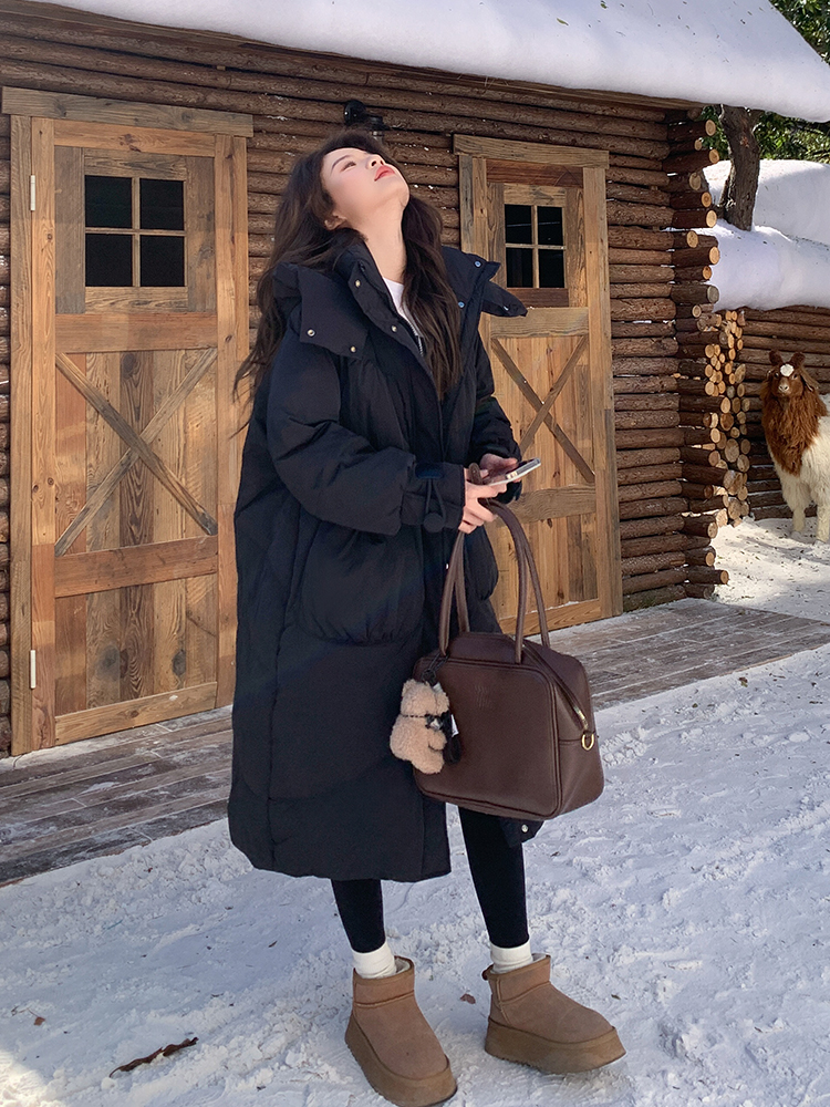 2025年冬季女式黑色过膝羽绒服新款今年流行的白色鸭绒服