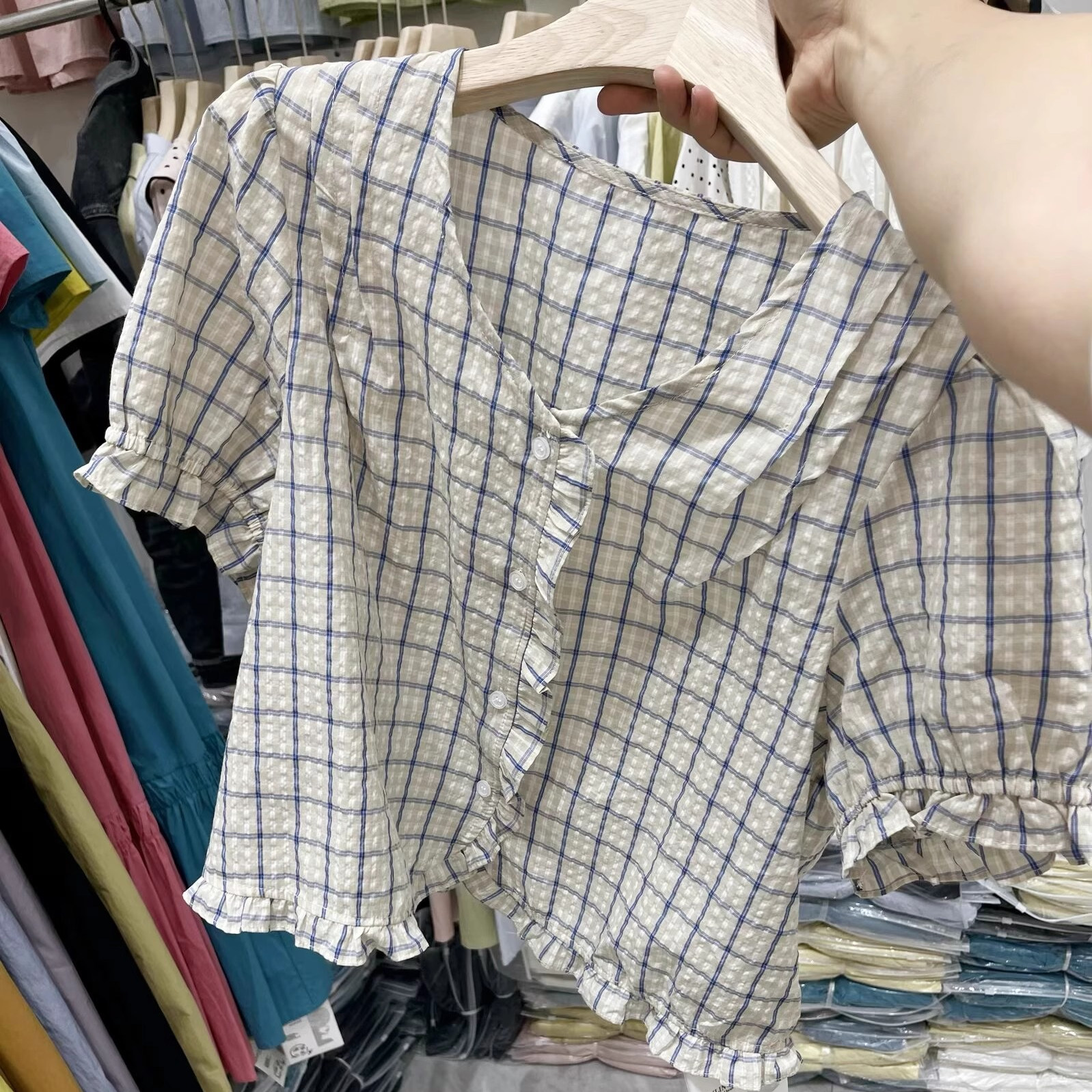 现货清仓特价2025夏季新款格子短袖衬衫女款衬衣法式泡泡袖上衣潮