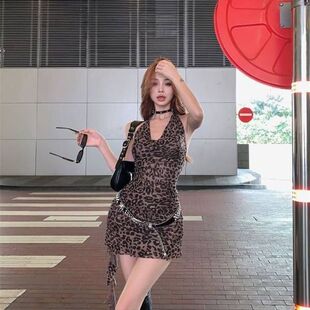 复古豹纹v领挂脖连衣裙女夏季修身不规则短裙露背收腰辣妹a字裙子