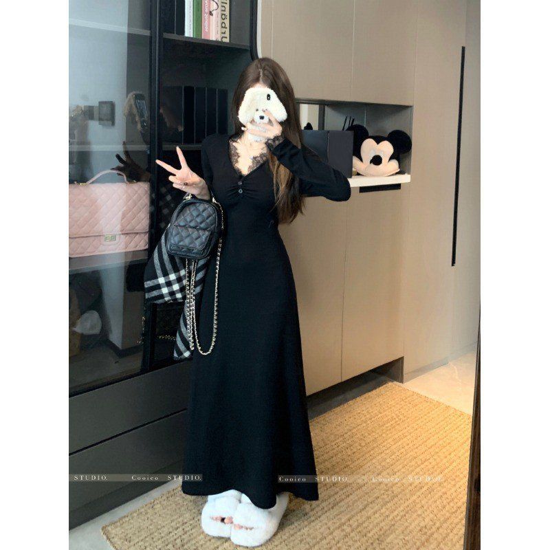 纯欲风蕾丝拼接加厚V领连衣裙冬季2025新款设计感修身显瘦中长裙