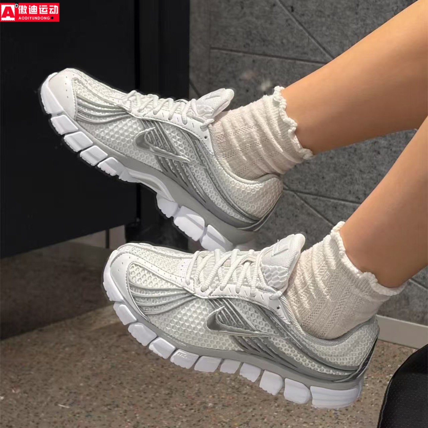 耐克女鞋2026秋新款ZOOM SKYLON 11网眼透气休闲运动鞋IU7360-103