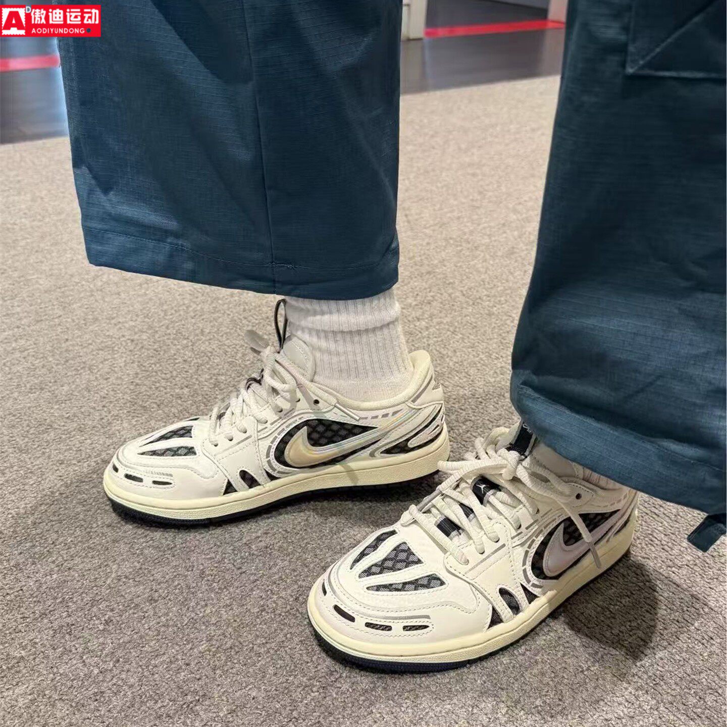 耐克Nike女鞋2026夏新品撞色镭射大勾休闲运动AJ1板鞋 HQ2186-100