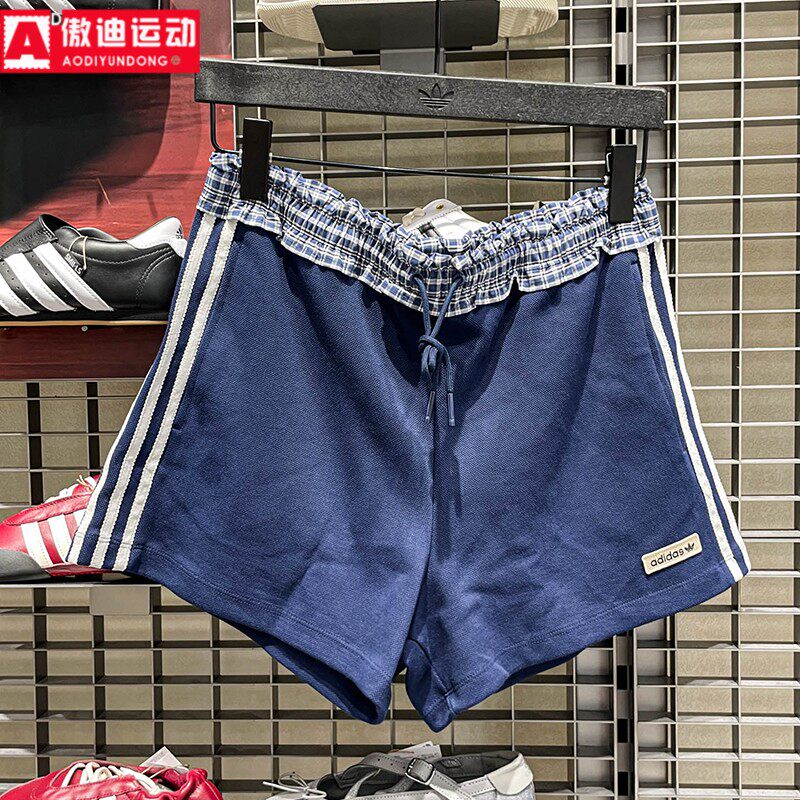 阿迪达斯Adidas三叶草女子2026新款格纹拼接运动短裤 KU9394 9395