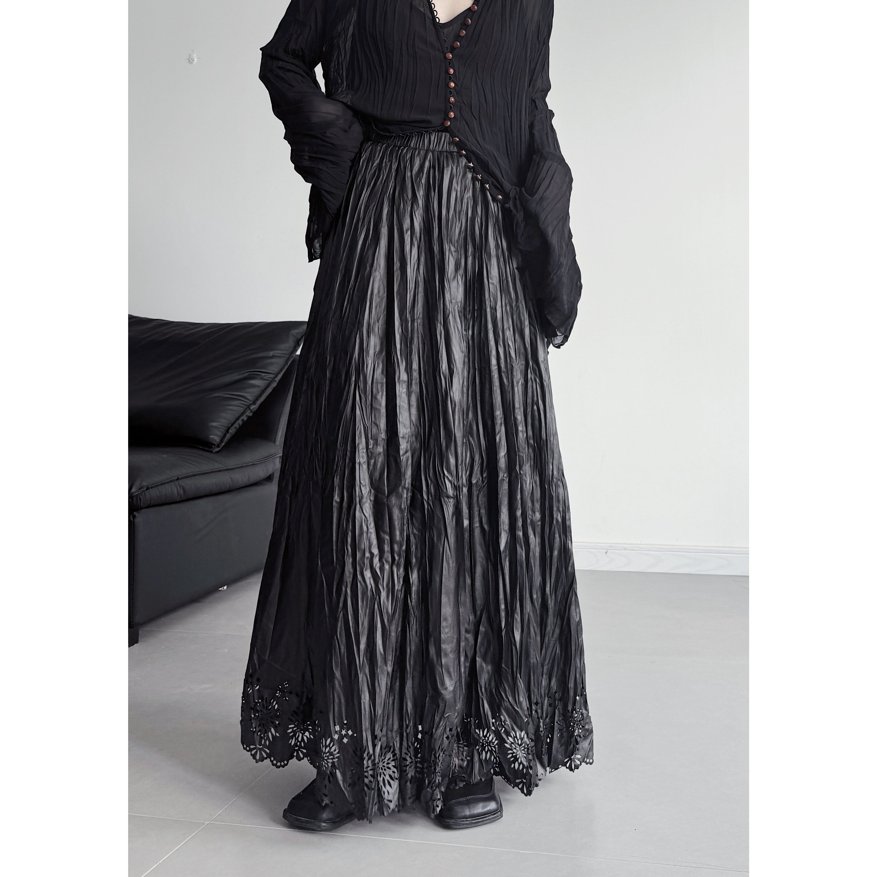 浮木兮 / 暗黑风褶皱pu皮半身裙春秋小众设计感下摆镂空裁剪a字裙