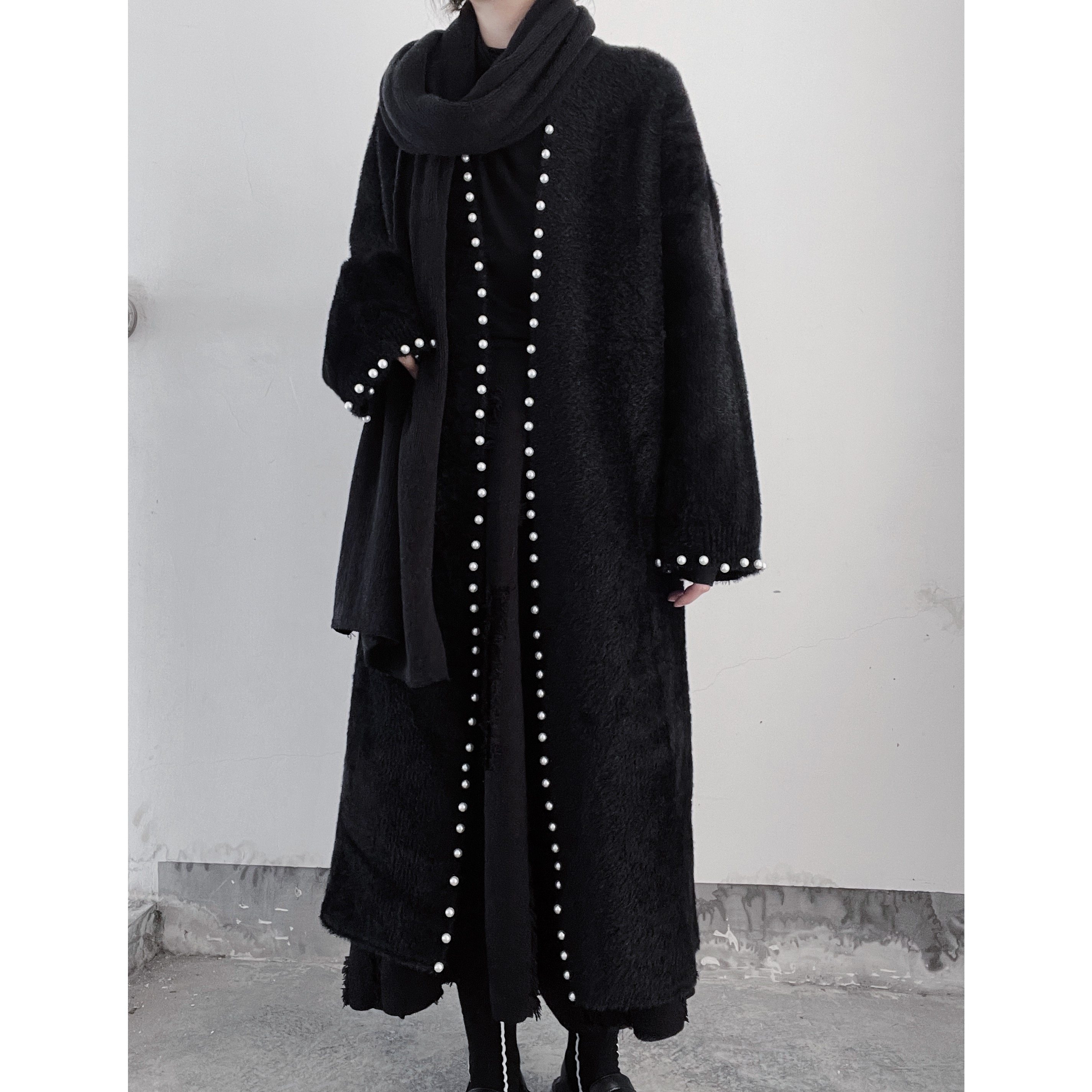 暗黑手工珍珠镶边长外套