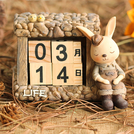 Cute wooden desk calendar, 2021 collection