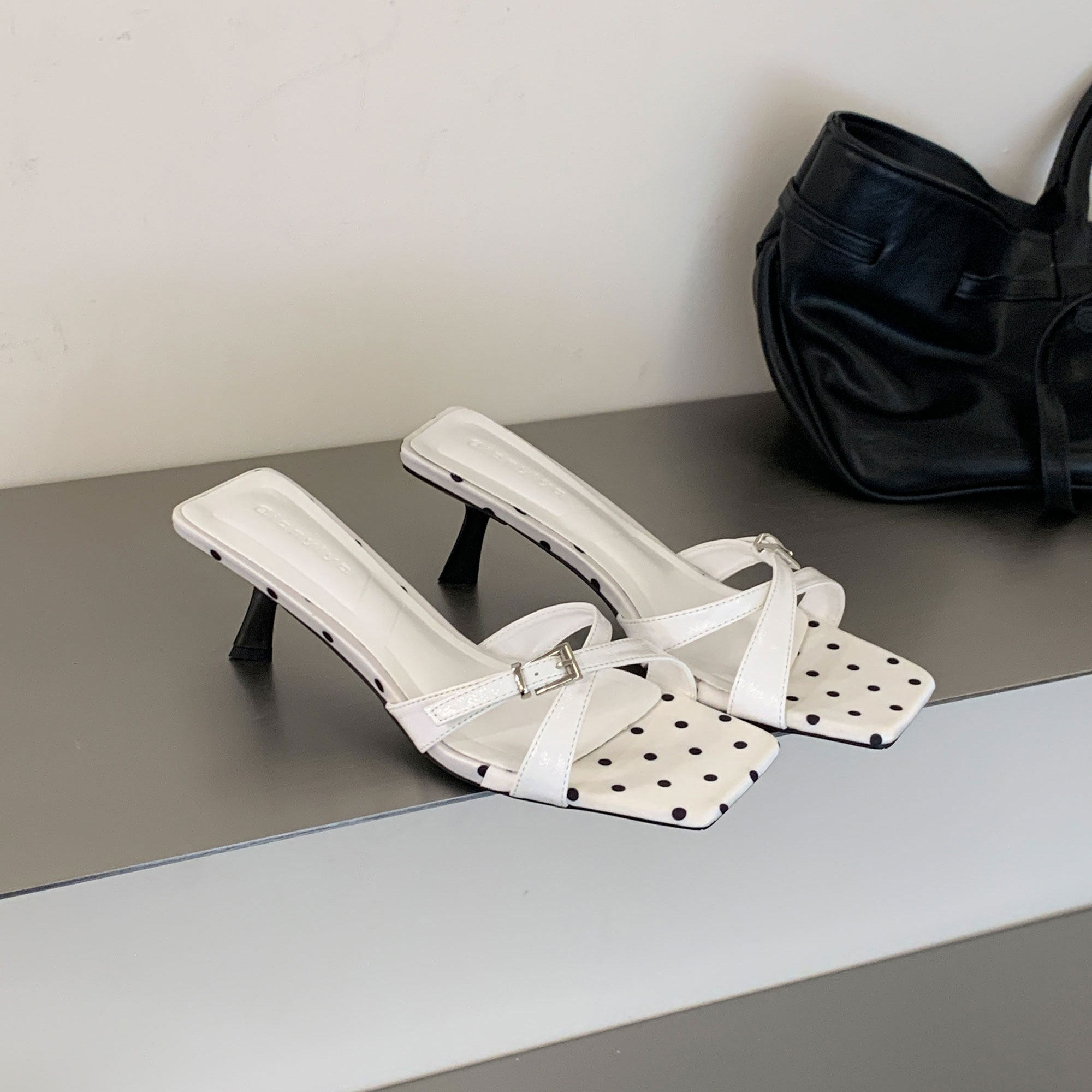 高级感方头露趾波点一字扣带凉鞋女2026夏新款细跟高跟穆勒鞋气质